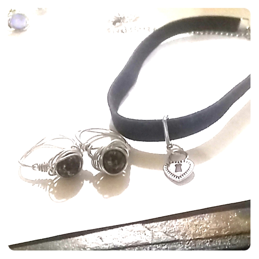 Black choker with matching rings